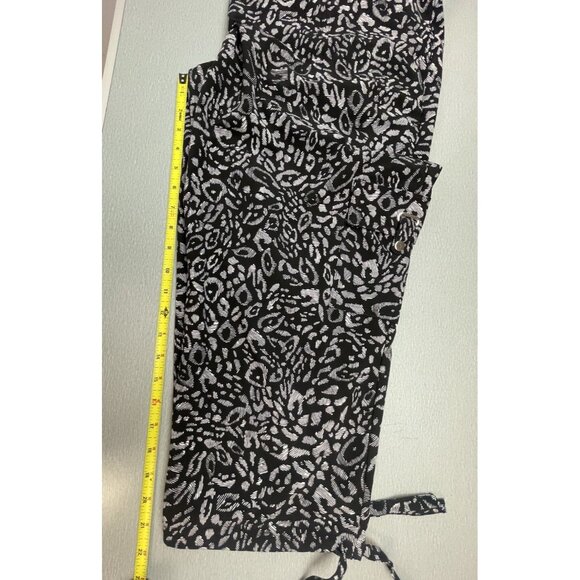 Chicos Zenergy Size 3 Black Patterned Polyester/Spandex Capri Pants - Picture 10 of 16